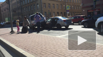 На Измайловском проспекте внедорожник взобрался на капот такси