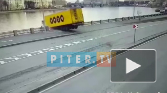 В центре Петербурга водитель погиб при падении фуры в Неву