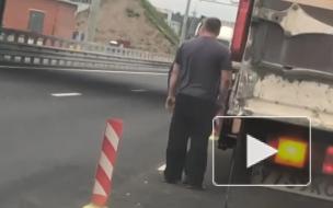 В Петербурге на КАД водители грузовиков устроили драку