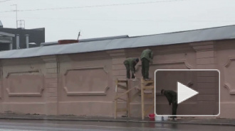 Ради ПЭФа. Несмотря на дождь, военные красят стену вблизи Ленэкспо