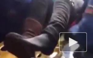 Видео из Москвы: Под девушкой-пассажиркой автобуса проломился пол