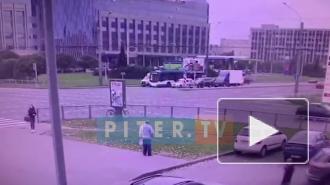 Видео: серьезная авария на площади Конституции