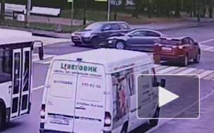 Момент ДТП c двумя легковушками в Пушкине попал на видео
