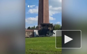 В Ровно сбросили с постамента памятник советским солдатам