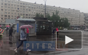 Правоохранители разогнали стихийный рынок у станции метро "Улица Дыбенко"