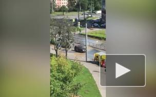 Проезжую часть на проспекте Ветеранов затопило водой из-за прорыва трубы