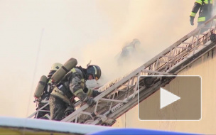 На Васильевском острове мощный ночной пожар заставил вывести 20 человек из дома