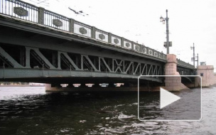 Спрыгнувшего с Дворцового моста мужчину так и не нашли