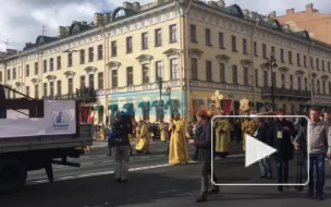 Видео: в Петербурге православные участвуют в Крестном ходе
