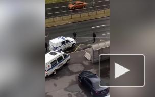 На проспекте КИМа полицейские и ОМОН оцепили автобусную остановку 