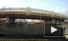 Видео: на Богатырском проспекте перевернулся мусоровоз 