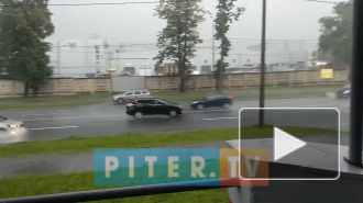 Видео: Петербург затопило летним дождем 