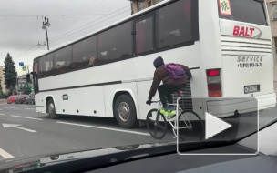 Петербургский подросток на велосипеде "прицепился" к автобусу. Видео