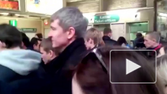 Огромные очереди за жетонами на станции метро "Старая деревня" испугали петербуржцев