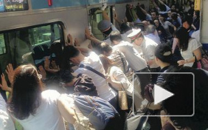 Японцы раскачали поезд метро для спасения женщины