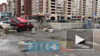 Видео: на перекрестке улиц Савушкина и Туристской одна иномарка перевернула другую