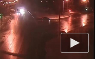 Видео: В Москве автобус врезался в фонарный столб, три человека пострадали 