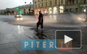 Машинам приходится плыть по Невскому и Витебскому проспектам