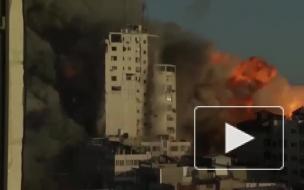 Разрушение 16-этажной высотки в секторе Газа ракетным ударом попало на видео