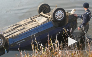 Пьяная женщина утонула в автомобиле во время любовных игр