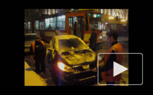 Пассажиры и водители блокированных трамваев пощадили нарушителя