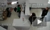 Видео: клиентка СДЭка метнула ножом в менеджера перед отправкой посылки