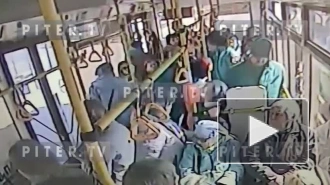 Видео: пассажиры троллейбуса подрались из-за места в салоне на юге Петербурга