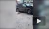 Машина врезалась в фасад дома после столкновения с другим авто на площади Льва Толстого