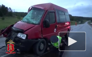 Под Красноярском маршрутка с пассажирами протаранила грузовик: пострадало 12 человек