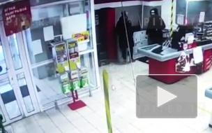 Разбойное нападение на магазин на проспекте Науки попало на видео