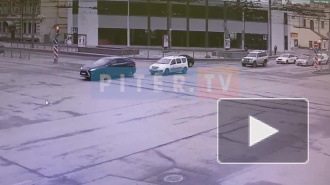 Появилось видео: у метро "Лесная" лихач протаранил экипаж ДПС