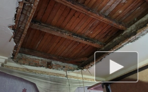 В Белоострове семья живет в опасном доме с дырой в потолке