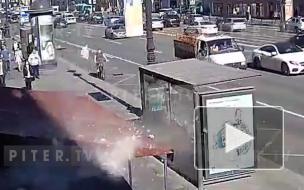 Момент падения глыбы с дома Чадаева на Невском попал на видео