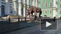 Во дворе Эрмитажа установили гигантскую статую