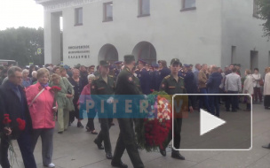 Петербуржцы чтят память на Пискаревском кладбище в День памяти жертв Великой Отечественной войны