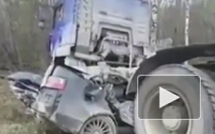 Смертельное видео из ХМАО: грузовик раздавил легковушку с пассажирами