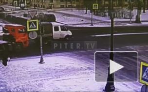 На перекрестке 18-й линии и Большого проспекта В.О столкнулись "Камаз" и легковушка