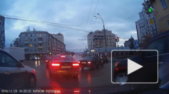 В сети появилось видео столкновения иномарок в центре Воронежа