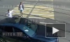 Видео: пешеход ударил "БМВ" кулаком на улице Чапаева