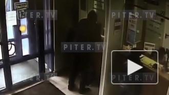На проспекте Испытателей грабитель ворвался в офис Петроэлектросбыта