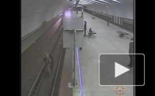 Полицейский рискуя жизнью спас пассажира метро упавшего на рельсы