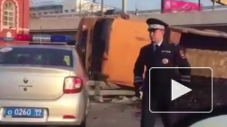 Видео из Москвы: В центре перевернулся грузовик с землей