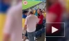 Болельщику с российским флагом на матче Украина–Швеция порвали футболку 