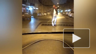 На Гончарной улице окровавленный мужчина кидался на машины