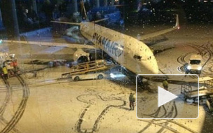 Специалисты авиакомпании попытались нарисовать на снегу самолет, но у них получился фаллос