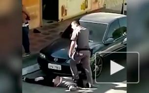 Полицейский наступил на шею чернокожей женщины в Бразилии