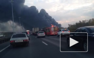 На Парнасе горит склад "ЕвроАвто"