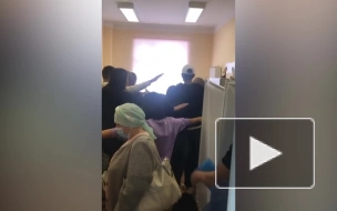 Российский врач одновременно осмотрела 20 пациентов в кабинете и попала на видео