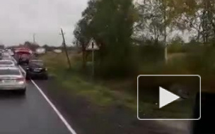На Ропшинском шоссе разбились грузовик и внедорожник