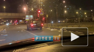 Видео: На Малой Балканской неизвестный разбросал по дороге газеты